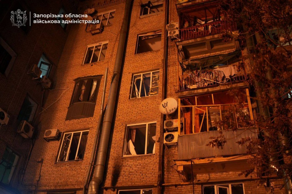 Близько 20 поранених, сльози і нові руйнування – ворог масовано атакував Запоріжжя (фото, відео) Близько 20 поранених, сльози і нові руйнування – ворог масовано атакував Запоріжжя (фото, відео)