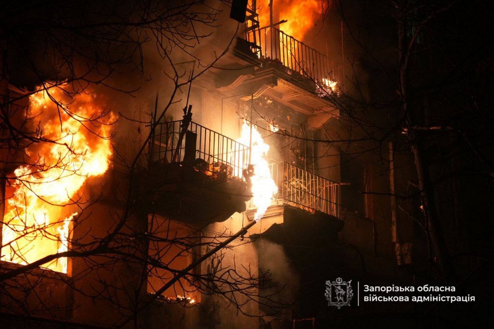 Близько 20 поранених, сльози і нові руйнування – ворог масовано атакував Запоріжжя (фото, відео) Близько 20 поранених, сльози і нові руйнування – ворог масовано атакував Запоріжжя (фото, відео)