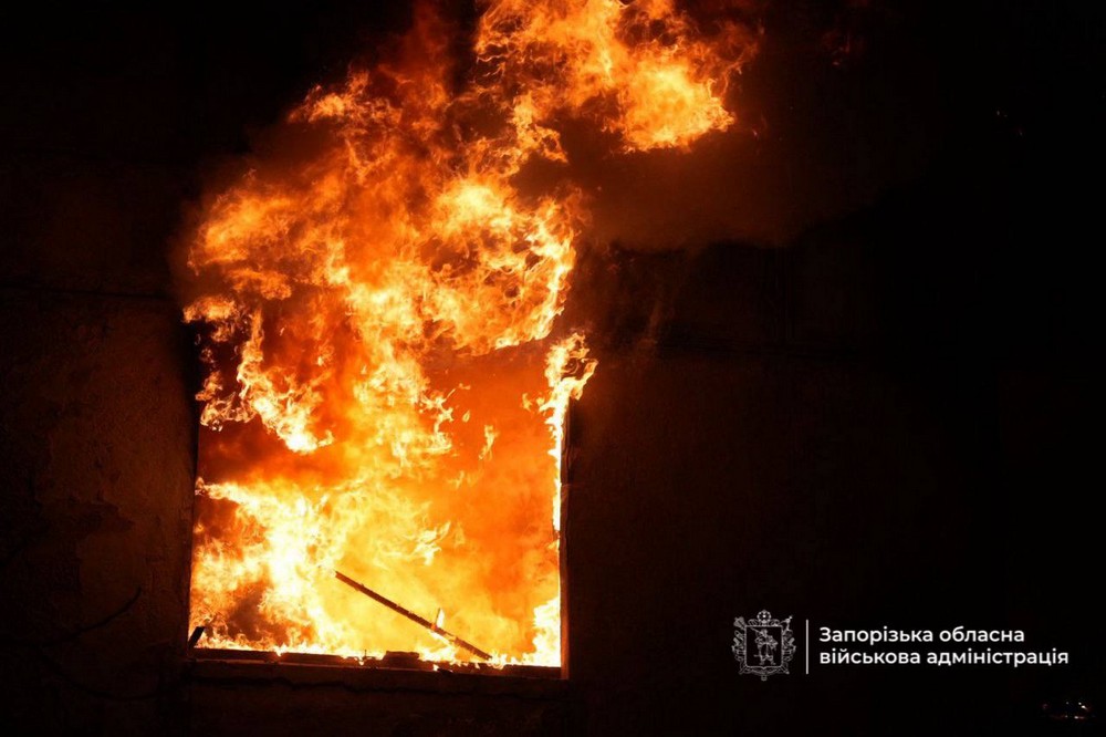 Близько 20 поранених, сльози і нові руйнування – ворог масовано атакував Запоріжжя (фото, відео) Близько 20 поранених, сльози і нові руйнування – ворог масовано атакував Запоріжжя (фото, відео)
