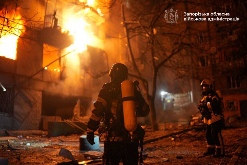 Близько 20 поранених, сльози і нові руйнування – ворог масовано атакував Запоріжжя (фото, відео) Близько 20 поранених, сльози і нові руйнування – ворог масовано атакував Запоріжжя (фото, відео)