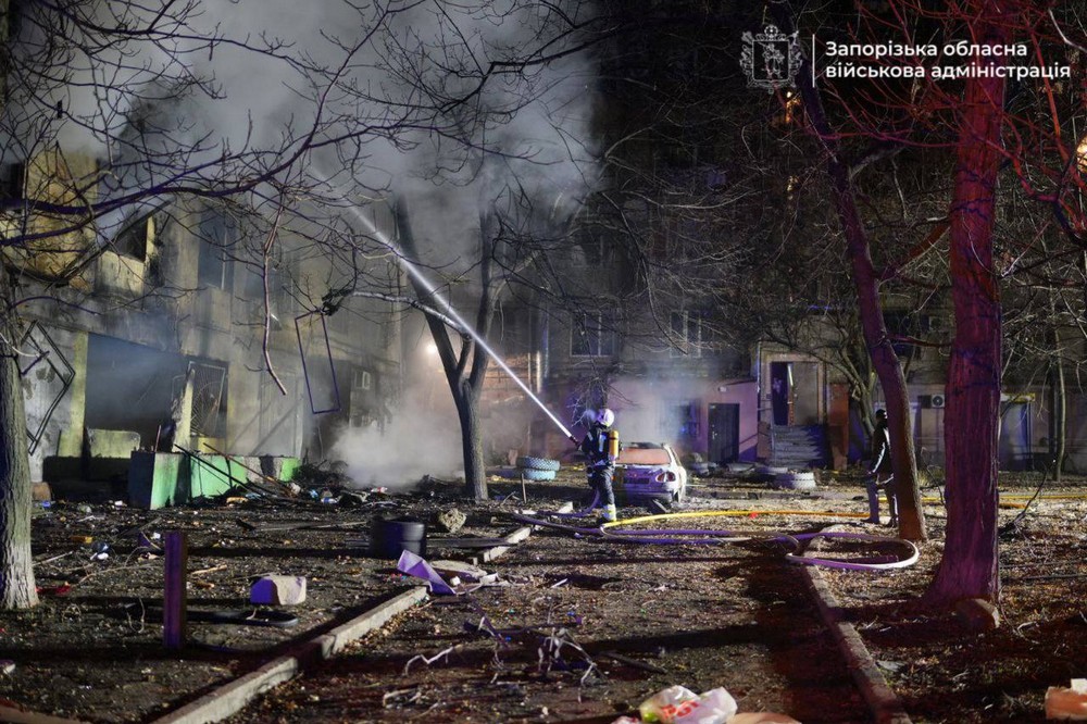 Близько 20 поранених, сльози і нові руйнування – ворог масовано атакував Запоріжжя (фото, відео) Близько 20 поранених, сльози і нові руйнування – ворог масовано атакував Запоріжжя (фото, відео)