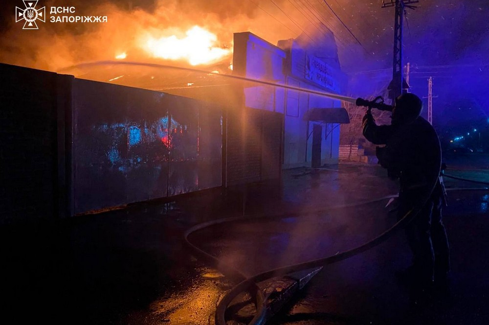 Близько 20 поранених, сльози і нові руйнування – ворог масовано атакував Запоріжжя (фото, відео) Близько 20 поранених, сльози і нові руйнування – ворог масовано атакував Запоріжжя (фото, відео)