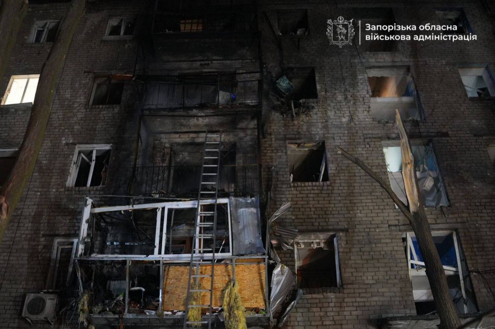 Близько 20 поранених, сльози і нові руйнування – ворог масовано атакував Запоріжжя (фото, відео) Близько 20 поранених, сльози і нові руйнування – ворог масовано атакував Запоріжжя (фото, відео)