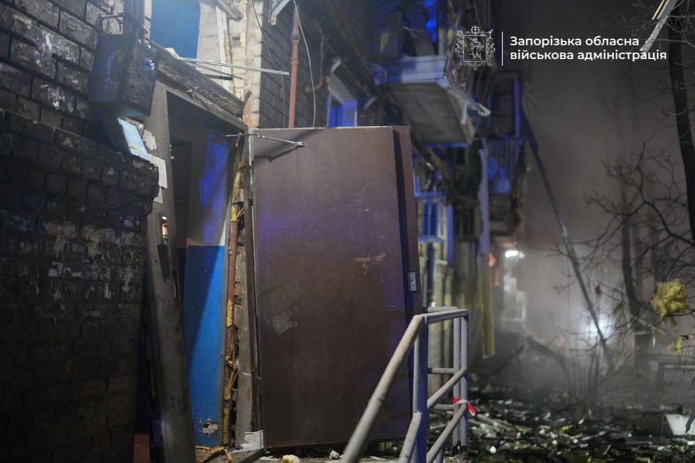 Близько 20 поранених, сльози і нові руйнування – ворог масовано атакував Запоріжжя (фото, відео) Близько 20 поранених, сльози і нові руйнування – ворог масовано атакував Запоріжжя (фото, відео)