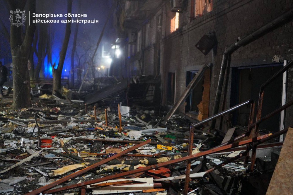 Близько 20 поранених, сльози і нові руйнування – ворог масовано атакував Запоріжжя (фото, відео) Близько 20 поранених, сльози і нові руйнування – ворог масовано атакував Запоріжжя (фото, відео)