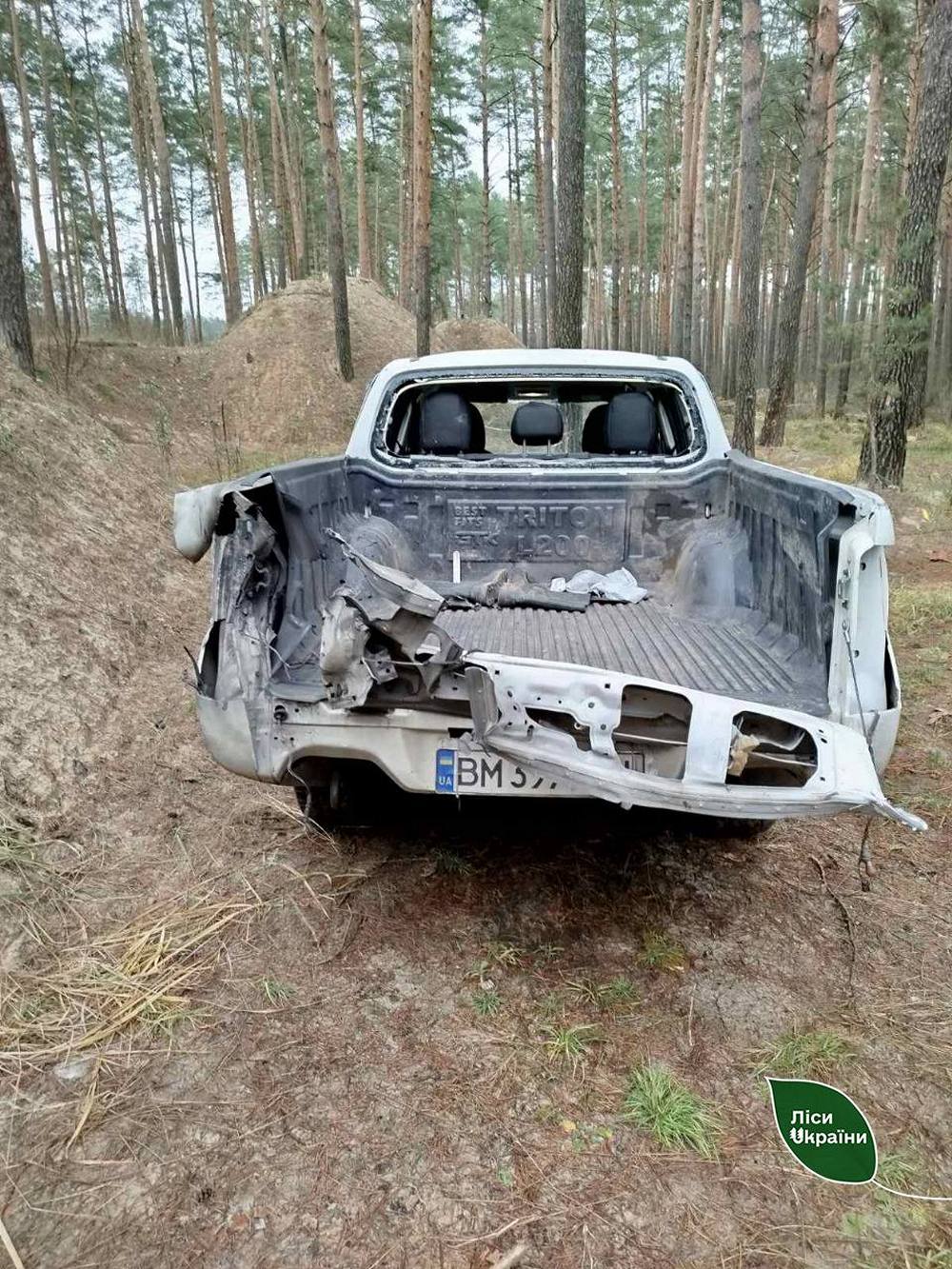 російський дрон атакував службову автівку лісівника на Сумщині російський дрон атакував службову автівку лісівника на Сумщині