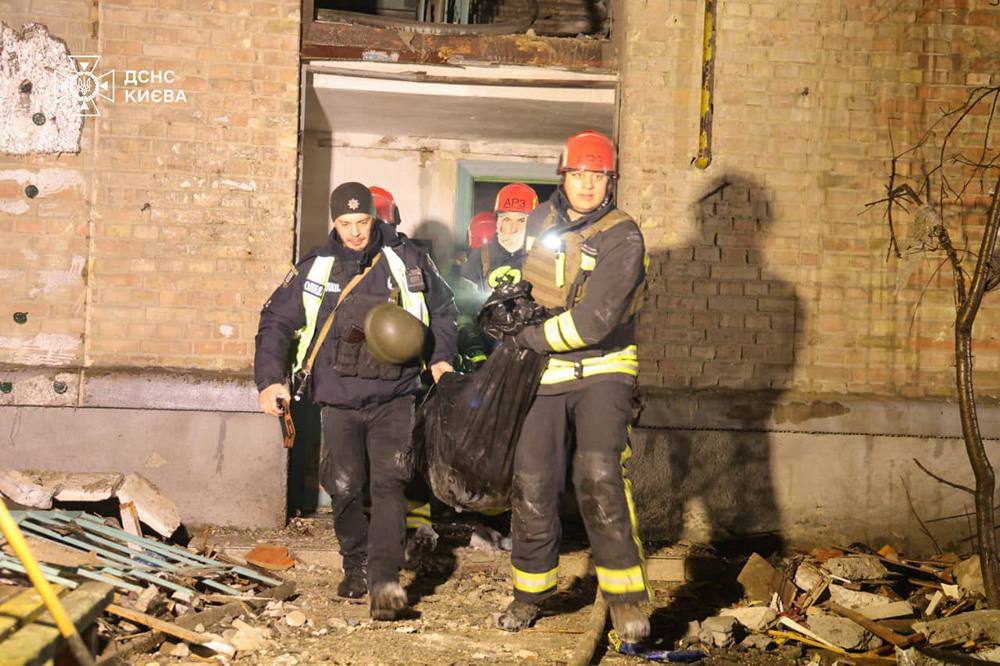 Ворожий удар дронами і ракетами по Києву: є жертва і поранені, частина міста – без світла