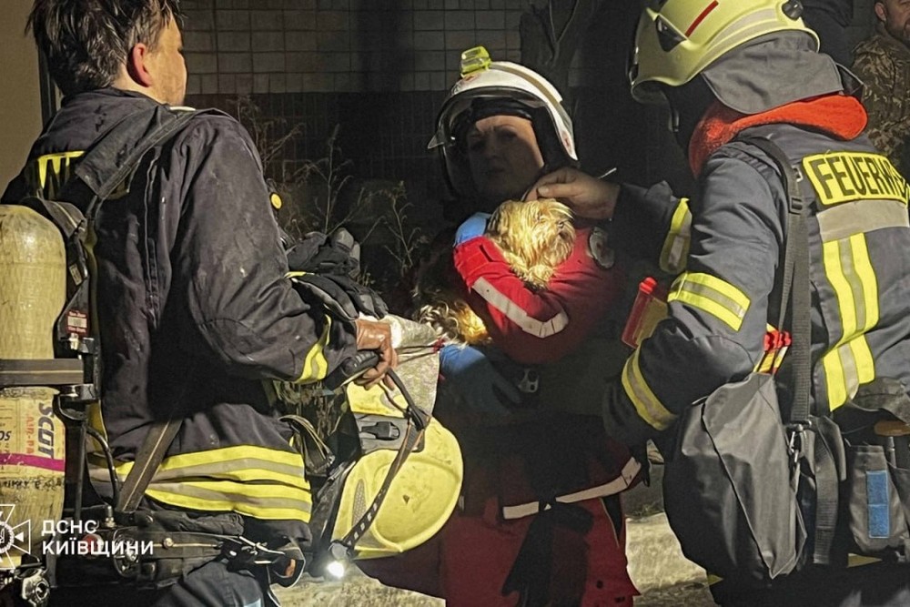 Є жертва і багато постраждалих: сталося влучання у багатоповерхівку у Вишгороді (відео)