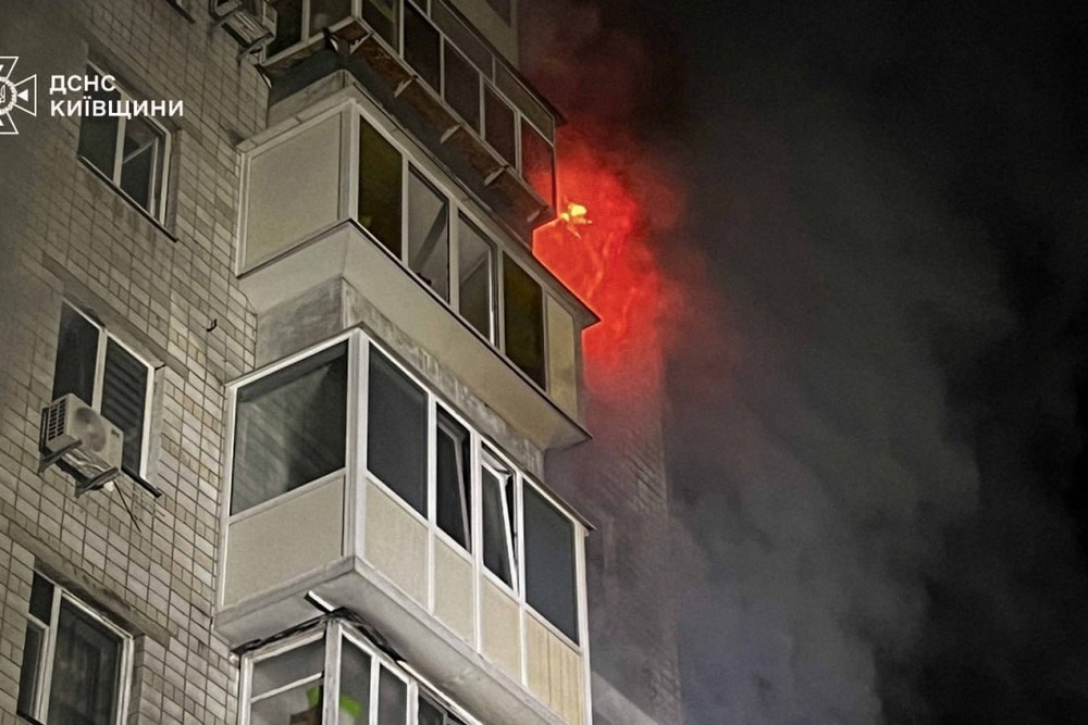 Є жертва і багато постраждалих: сталося влучання у багатоповерхівку у Вишгороді (відео) 1 Є жертва і багато постраждалих: сталося влучання у багатоповерхівку у Вишгороді (відео)