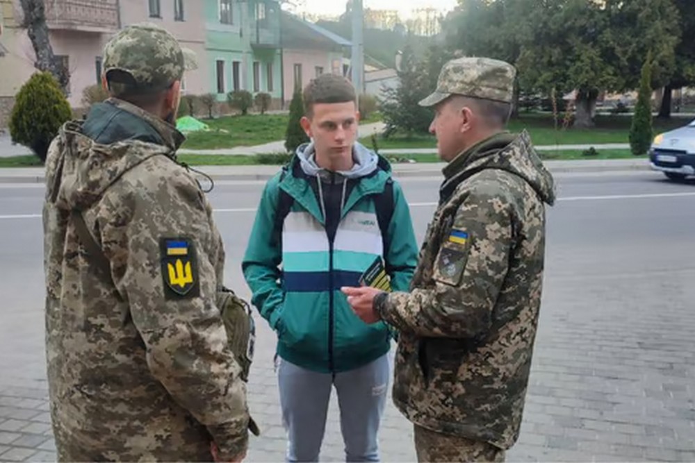 Якщо працівники ТЦК зупинили на вулиці: як поводитися, що говорити, про що слід знати 1 Якщо працівники ТЦК зупинили на вулиці: як поводитися, що говорити, про слід знати