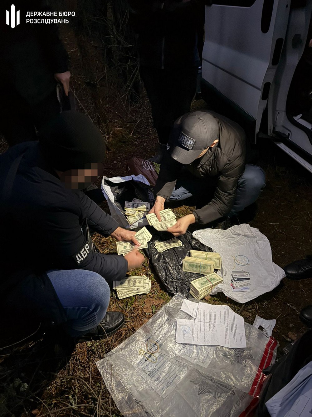 u kievi pravoohoronec vkrav vilucheni pid chas slidstva groshi ta perehovuvavsya v lisi 10 Поліцейський з Києва переховувався у лісі: фото, відео