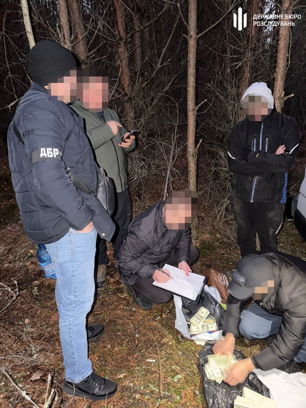 u kievi pravoohoronec vkrav vilucheni pid chas slidstva groshi ta perehovuvavsya v lisi 11 Поліцейський з Києва переховувався у лісі: фото, відео