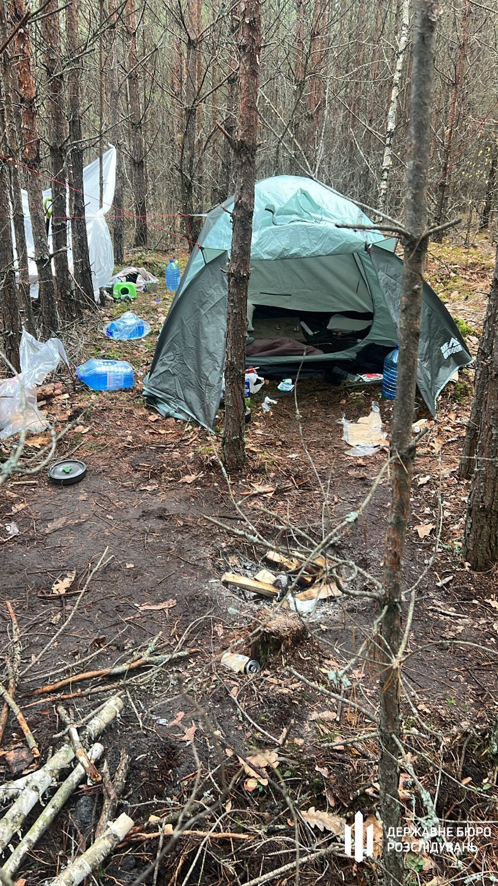 u kievi pravoohoronec vkrav vilucheni pid chas slidstva groshi ta perehovuvavsya v lisi 2 Поліцейський з Києва переховувався у лісі: фото, відео