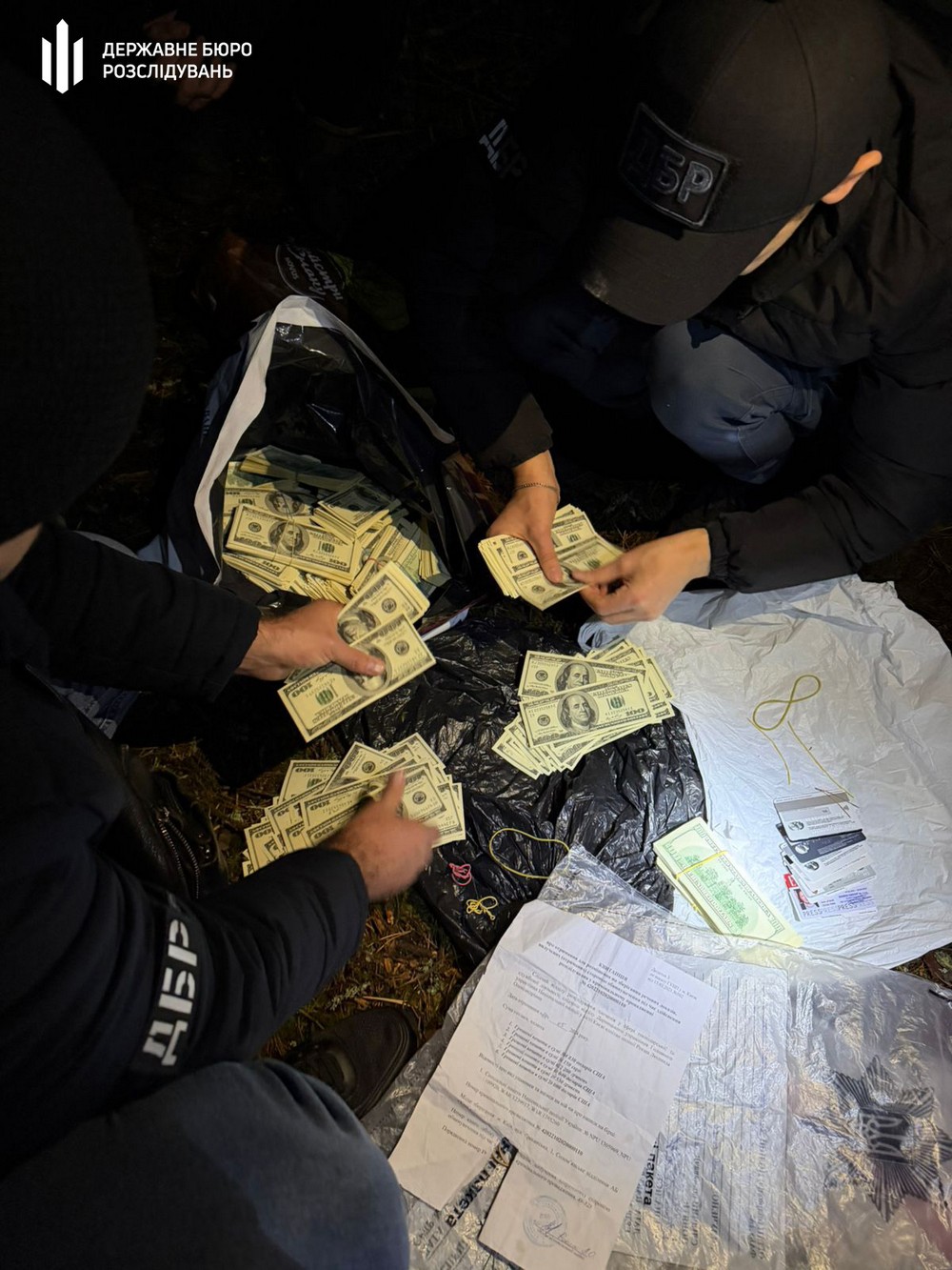 u kievi pravoohoronec vkrav vilucheni pid chas slidstva groshi ta perehovuvavsya v lisi 3 Поліцейський з Києва переховувався у лісі: фото, відео