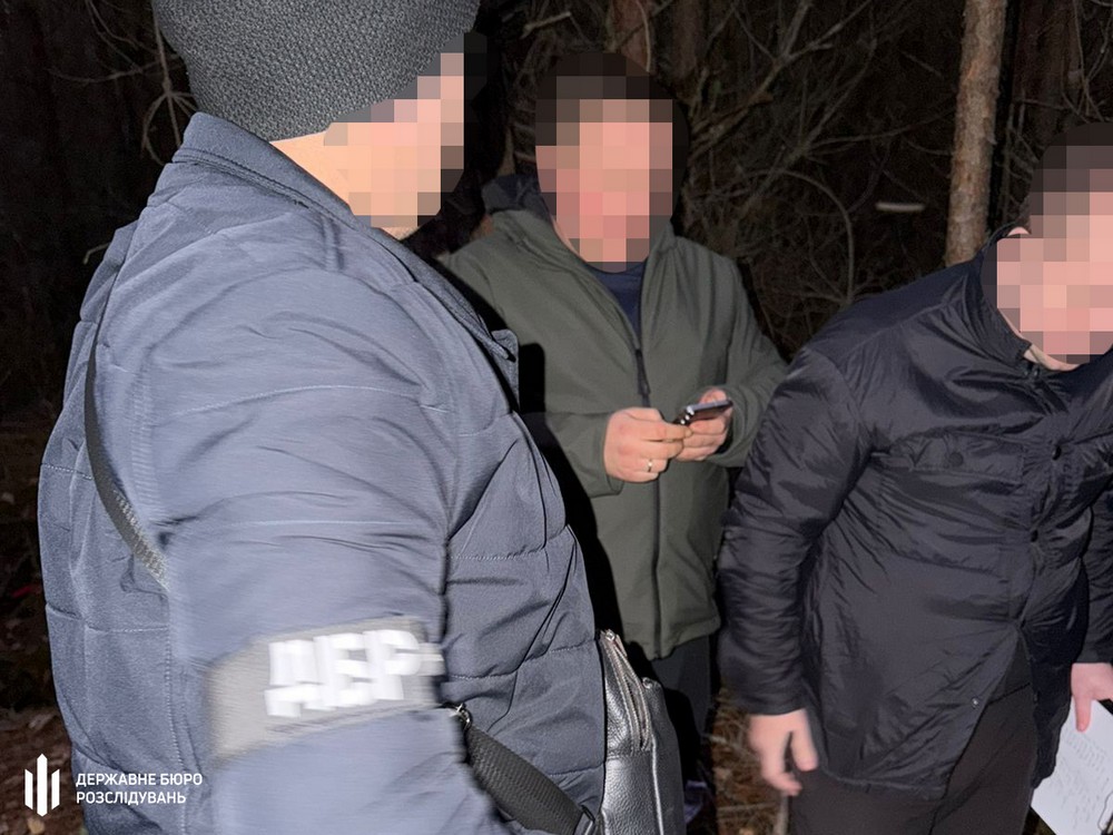 u kievi pravoohoronec vkrav vilucheni pid chas slidstva groshi ta perehovuvavsya v lisi 4 Поліцейський з Києва переховувався у лісі: фото, відео