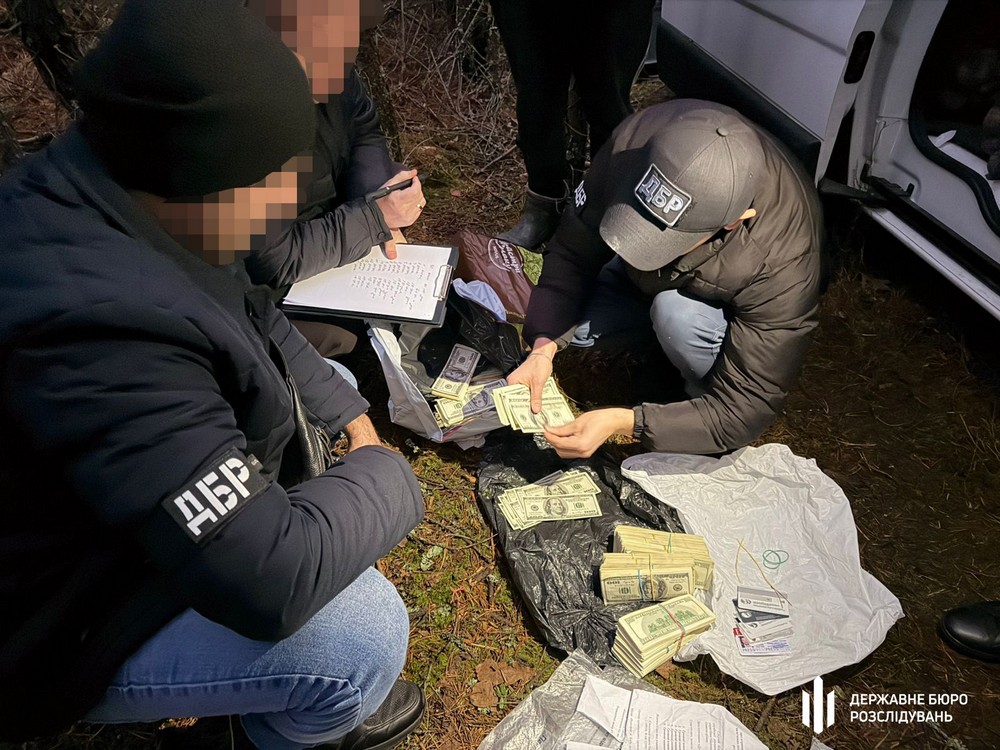 u kievi pravoohoronec vkrav vilucheni pid chas slidstva groshi ta perehovuvavsya v lisi 7 Поліцейський з Києва переховувався у лісі: фото, відео