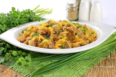 Рецепт дня: «Тушкована квашена капуста з квасолею та грибами»