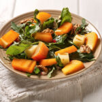 Рецепт дня: «Салат з хурмою та куркою з горіхами»