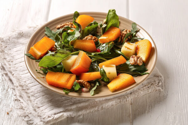 Рецепт дня: «Салат з хурмою та куркою з горіхами»