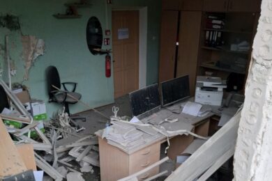 Виявили тіло у розтрощеній квартирі, ще троє людей поранено: наслідки обстрілів Херсонщини