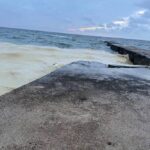 Біля двох пляжів в Одесі виявили плями, схожі на нафтові — МВА