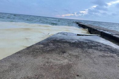 Біля двох пляжів в Одесі виявили плями, схожі на нафтові — МВА