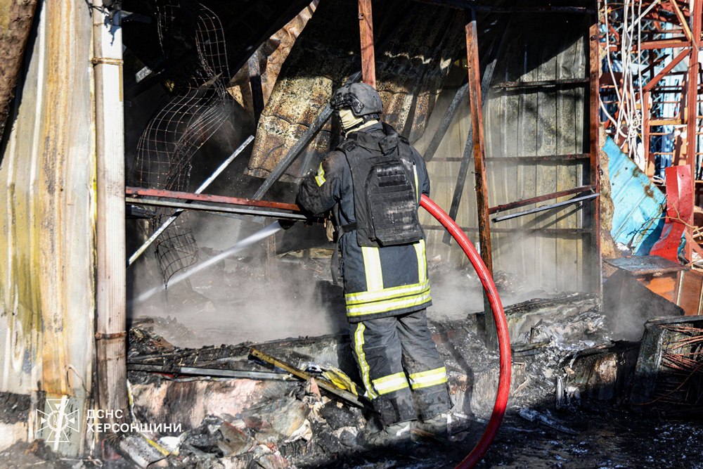 Армія РФ вдарила по ринку у Херсоні – через атаку в регіоні є загиблий, поранені і численні руйнування (фото, відео)