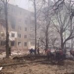 Безпілотник вдарив по багатоповерхівці в
