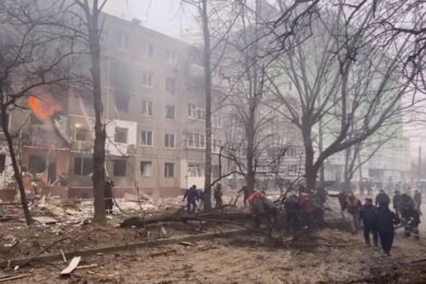 Безпілотник вдарив по багатоповерхівці в