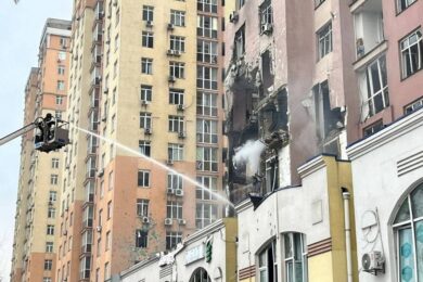Майже всю ніч і вранці триває масштабна атака на Київ: багато влучань у житлові багатоповерхівки (фото, відео)