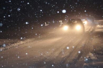 Вивільнили 27 людей, з них – 12 дітей, із 13 автівок: негода на Івано-Франківщині