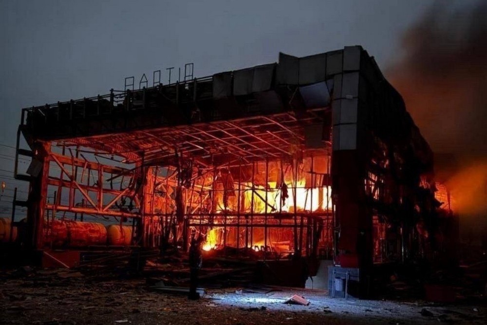 Масована нічна повітряна атака 6 грудня: удари по енергетиці, знищено вокзал, є поранені – все, що відомо (фото)