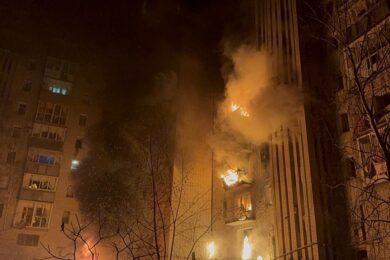 Окупанти вдарили по багатоповерхівці в Охтирці, серед постраждалих – дитина