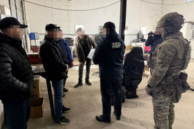 Посадовці військової частини з Хмельниччини заробляли на підлеглих: деталі від ДБР