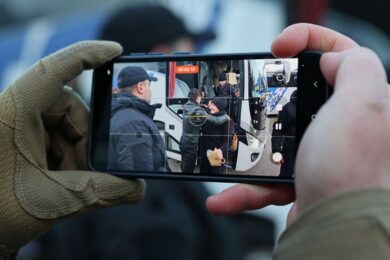 Білорусь передала Україні 114 звільнених політв’язнів — серед них є українці