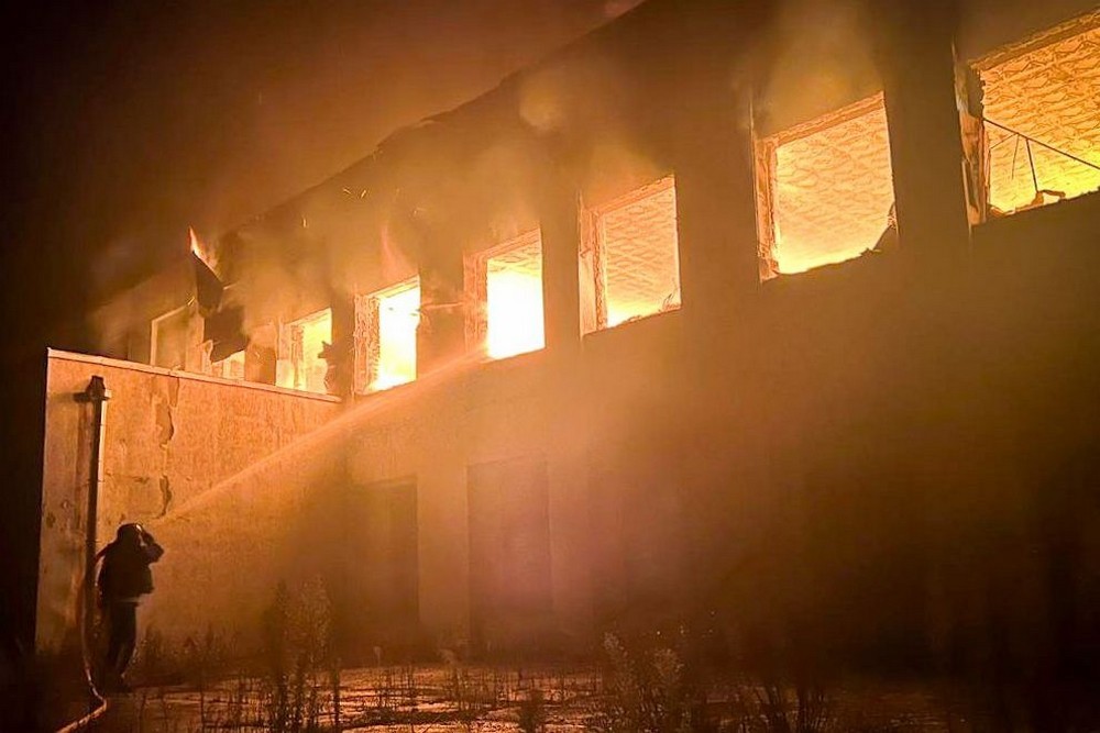 Нічна повітряна атака 16 грудня: удар по багатоповерхівці, згорів будинок культури, поранені люди і загинули корови, цілий регіон без світла – все, що відомо (фото, відео) 1 Нічна повітряна атака 16 грудня: удар по багатоповерхівці, згорів будинок культури, поранені люди і загинули корови, цілий регіон без світла – все, що відомо (фото, відео)