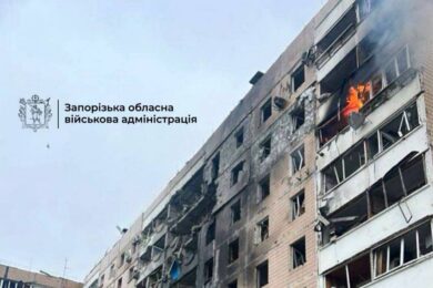 Ворог бомбардував Запоріжжя вдень 17 грудня, десятки постраждалих, є влучання в багатоповерхівку та інфраструктуру – що відомо