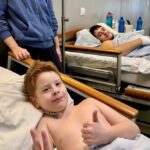 Машина горіла, я кричу: «Артемчику, виходь!» А він каже: «Мамо, я не можу стати на ніжки»: двох дітей у Херсоні окупанти розстріляли з танку