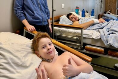 Машина горіла, я кричу: «Артемчику, виходь!» А він каже: «Мамо, я не можу стати на ніжки»: двох дітей у Херсоні окупанти розстріляли з танку