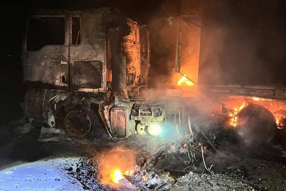 Хліб зі смаком крові: ворог вбив водіїв зерновозів, всього загиблих вже 8 ще 27 поранено – подробиці про удар по Одещині (фото, відео) 1 Хліб зі смаком крові: ворог вбив водіїв зерновозів, всього загиблих вже 8 ще 27 поранено – подробиці про удар по Одещині (фото, відео)