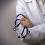 Прив’язували до ліжка, били та душили подушкою: неповнолітню пацієнтку катували у лікарні Житомира