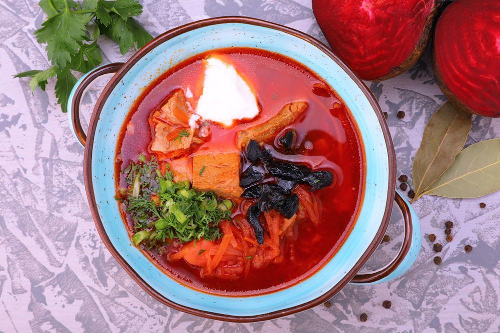 Рецепт дня: «Борщ з чорносливом і квасолею»
