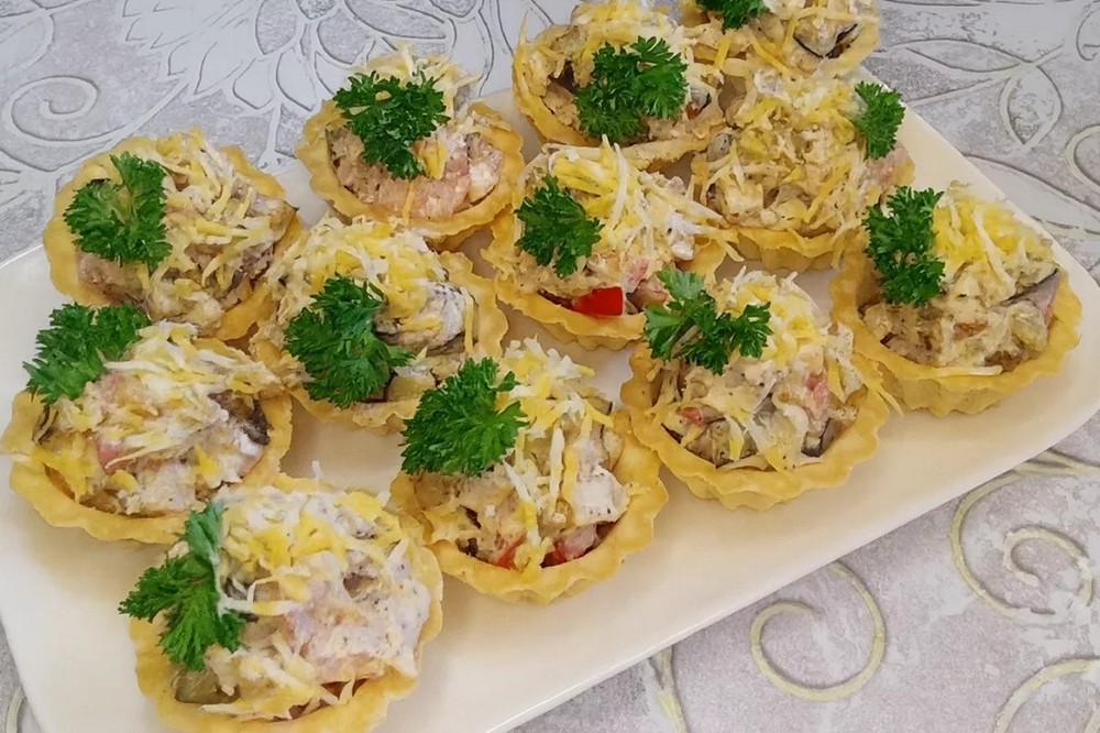 Рецепт дня: «Салат з куркою, баклажанами та грибами в тарталетках» Рецепт дня: «Салат з куркою, баклажанами та грибами в тарталетках»