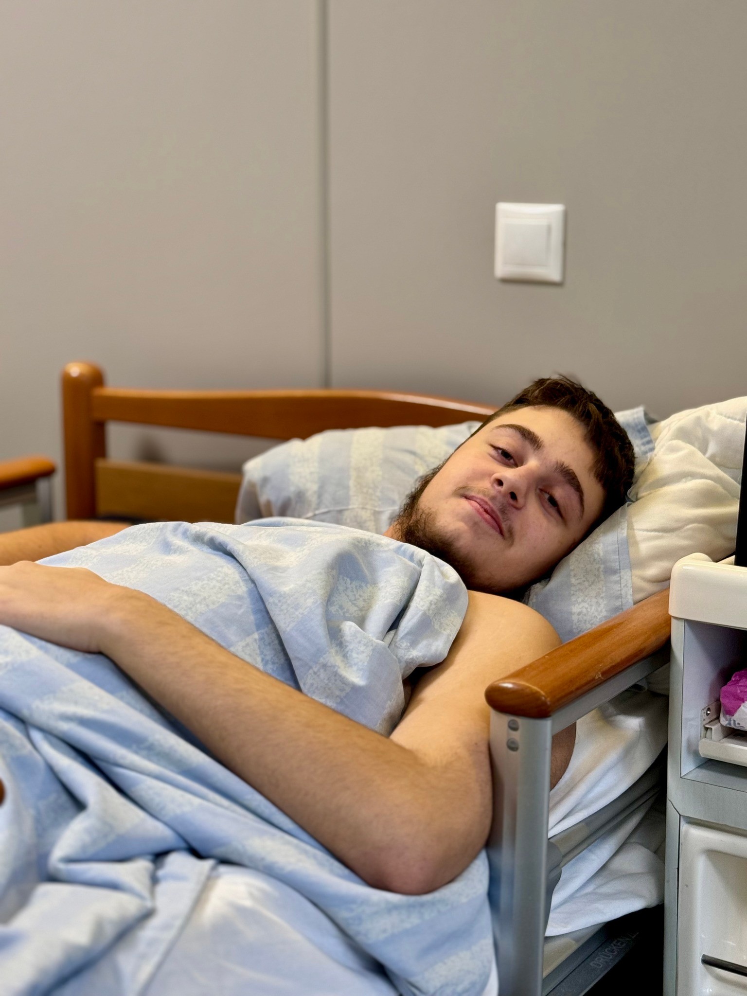 Машина горіла, я кричу: «Артемчику, виходь!» А він каже: «Мамо, я не можу стати на ніжки»: двох дітей у Херсоні окупанти розстріляли з танку Машина горіла, я кричу: «Артемчику, виходь!» А він каже: «Мамо, я не можу стати на ніжки»: двох дітей у Херсоні окупанти розстріляли з танку