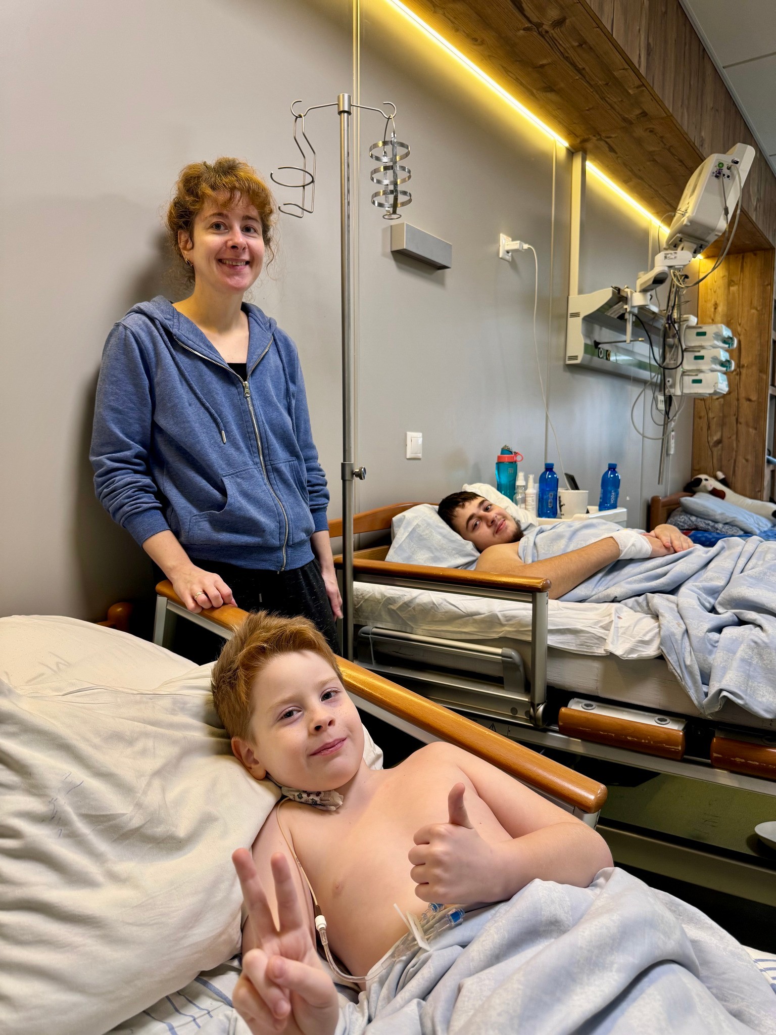 Машина горіла, я кричу: «Артемчику, виходь!» А він каже: «Мамо, я не можу стати на ніжки»: двох дітей у Херсоні окупанти розстріляли з танку Машина горіла, я кричу: «Артемчику, виходь!» А він каже: «Мамо, я не можу стати на ніжки»: двох дітей у Херсоні окупанти розстріляли з танку