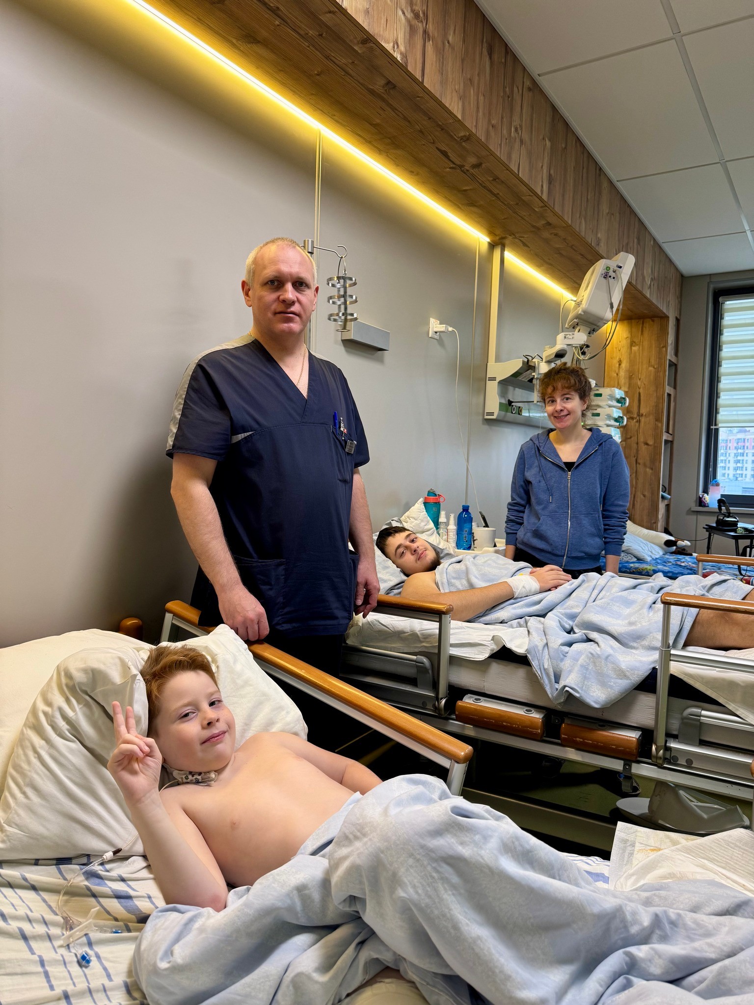 Машина горіла, я кричу: «Артемчику, виходь!» А він каже: «Мамо, я не можу стати на ніжки»: двох дітей у Херсоні окупанти розстріляли з танку Машина горіла, я кричу: «Артемчику, виходь!» А він каже: «Мамо, я не можу стати на ніжки»: двох дітей у Херсоні окупанти розстріляли з танку