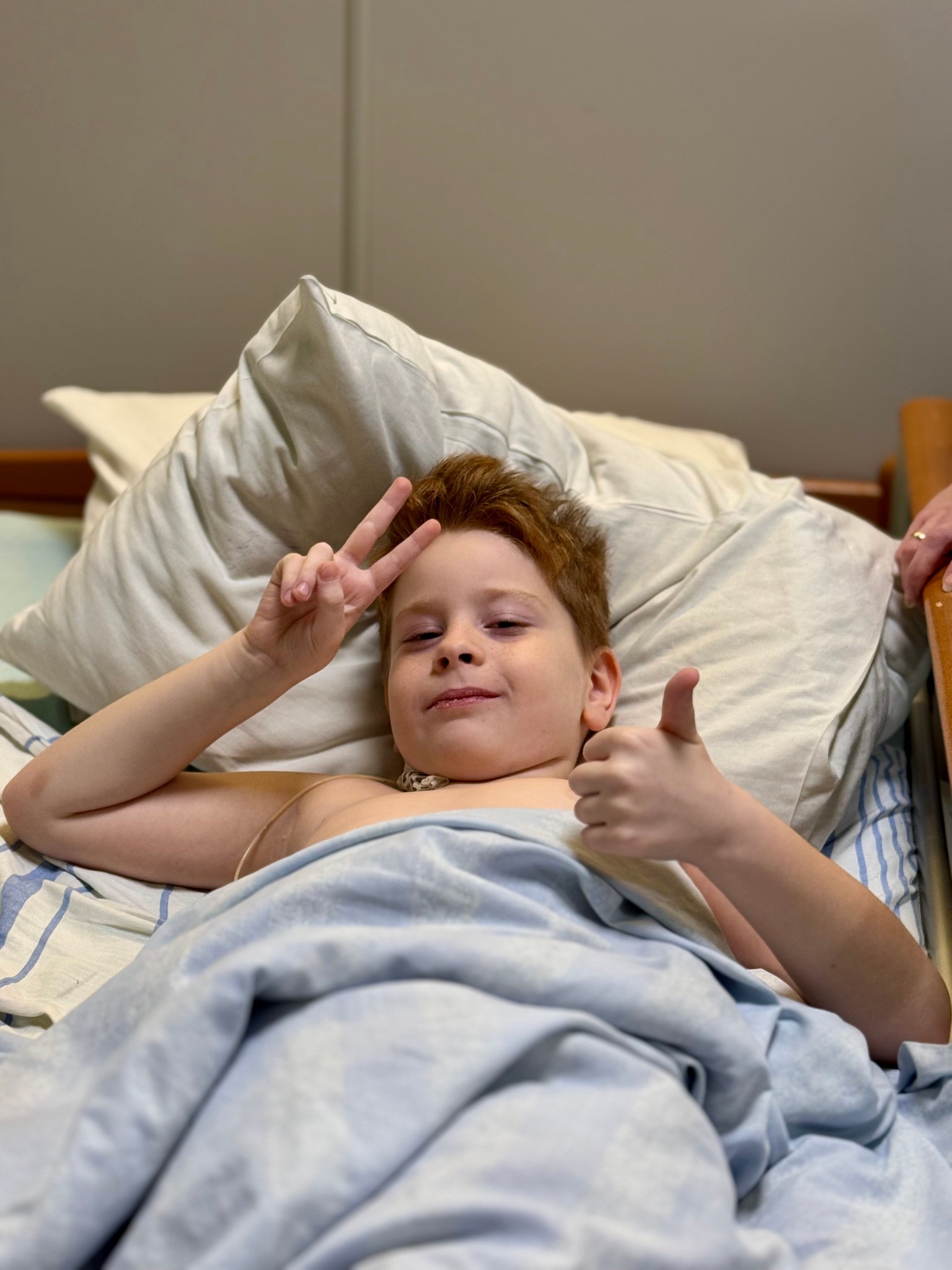 Машина горіла, я кричу: «Артемчику, виходь!» А він каже: «Мамо, я не можу стати на ніжки»: двох дітей у Херсоні окупанти розстріляли з танку Машина горіла, я кричу: «Артемчику, виходь!» А він каже: «Мамо, я не можу стати на ніжки»: двох дітей у Херсоні окупанти розстріляли з танку