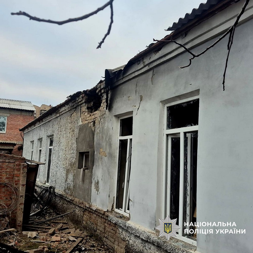 Є загиблі і поранені, пошкоджено АЗС, заклади освіти – наслідки обстрілів Донеччини документує поліція Є загиблі і поранені, пошкоджено АЗС, заклади освіти – наслідки обстрілів Донеччини документує поліція