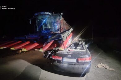 Автівка влетіла під комбайн: смертельна ДТП на Ніжинщині, постраждала дитина