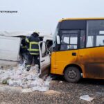 Смертельна автотроща за участю шкільного автобусу на Дніпропетровщині: загиблі і багато постраждалих (фото)